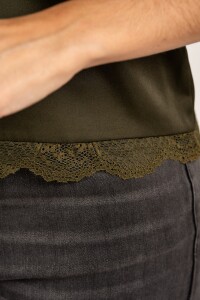 Blusa Satinada Con Encaje Oliva