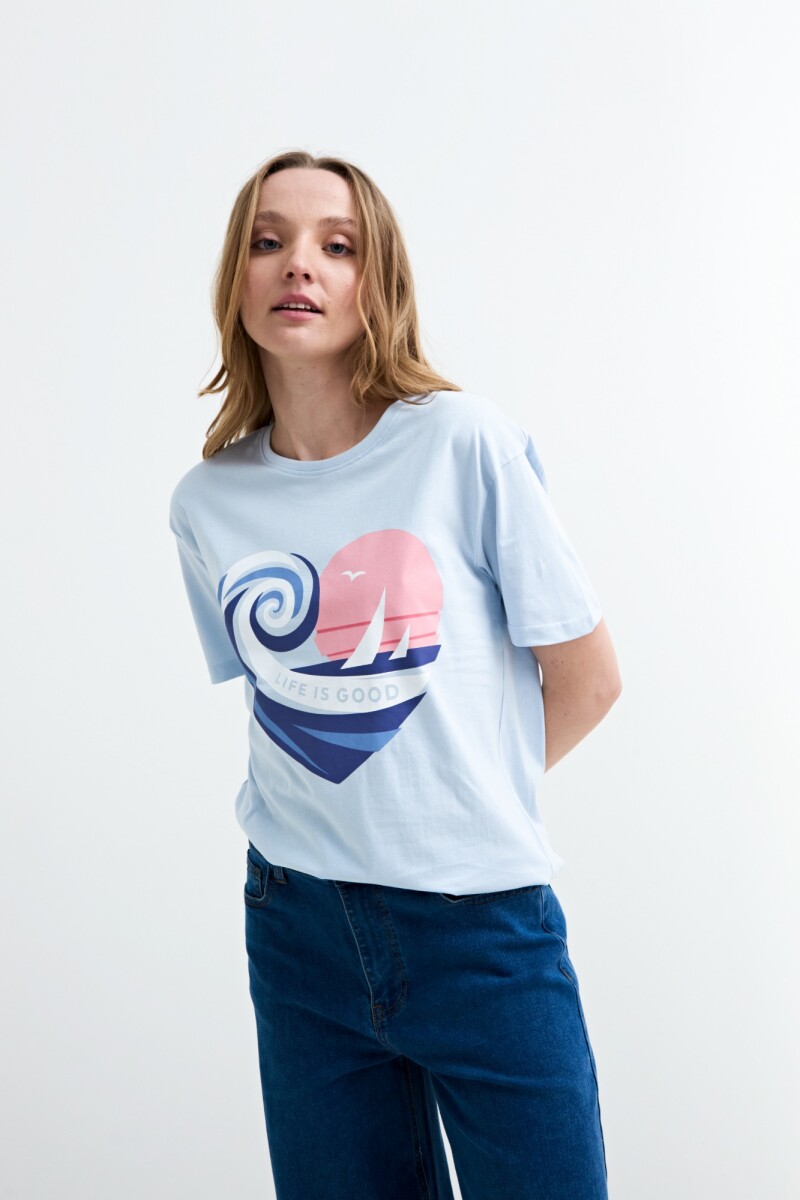 Remera m/c estampada Life Is Good CELESTE
