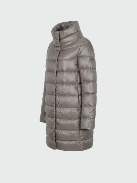 Herno - Campera de corte recto confeccionada en nylon ultraligth. Dora Caqui