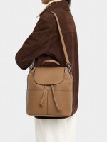 Mochila Con Textura Y Solapa camel