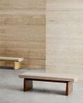 Banco Topaz de chenilla beige y madera maciza de fresno con acabado nogal 150cm FSC 100%