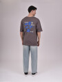 REMERA DEN PRINT GRIS OSCURO