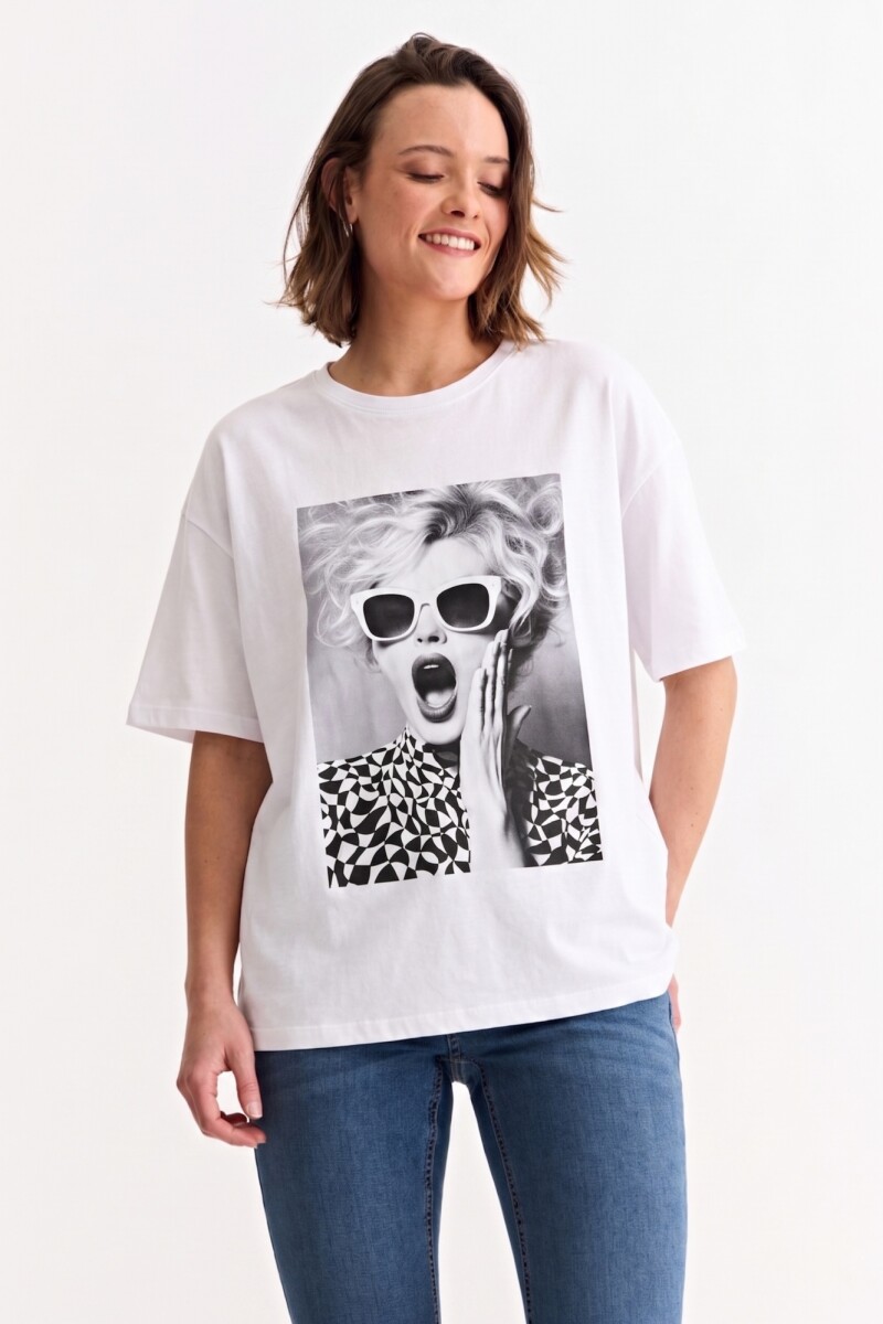 Remera m/c estampada colección Editorial BLANCO Y NEGRO