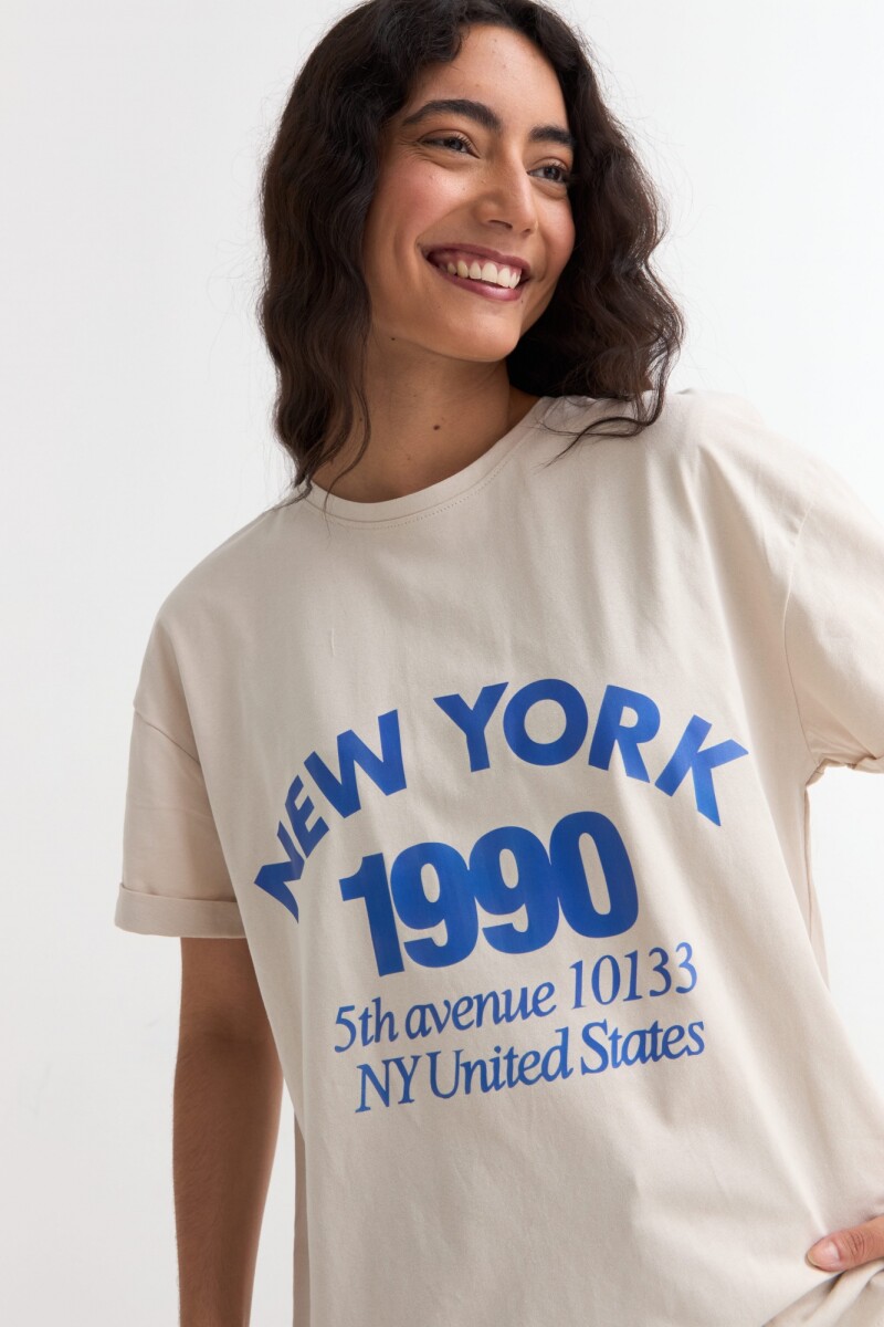 Remera m/c estampada colección Urbana CRUDO