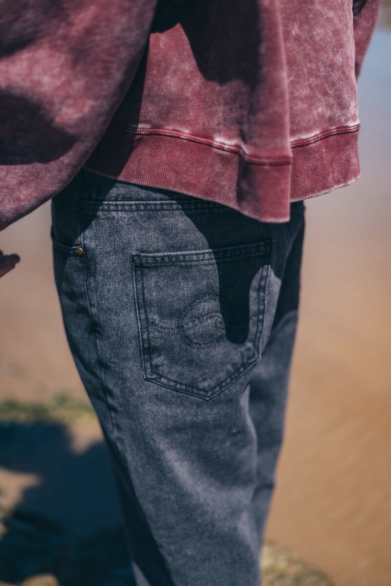 Pantalon Denim Cropped Fit / Negro Pantalon Denim Cropped Fit / Negro