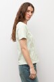 Remera apliques florales verde pastel