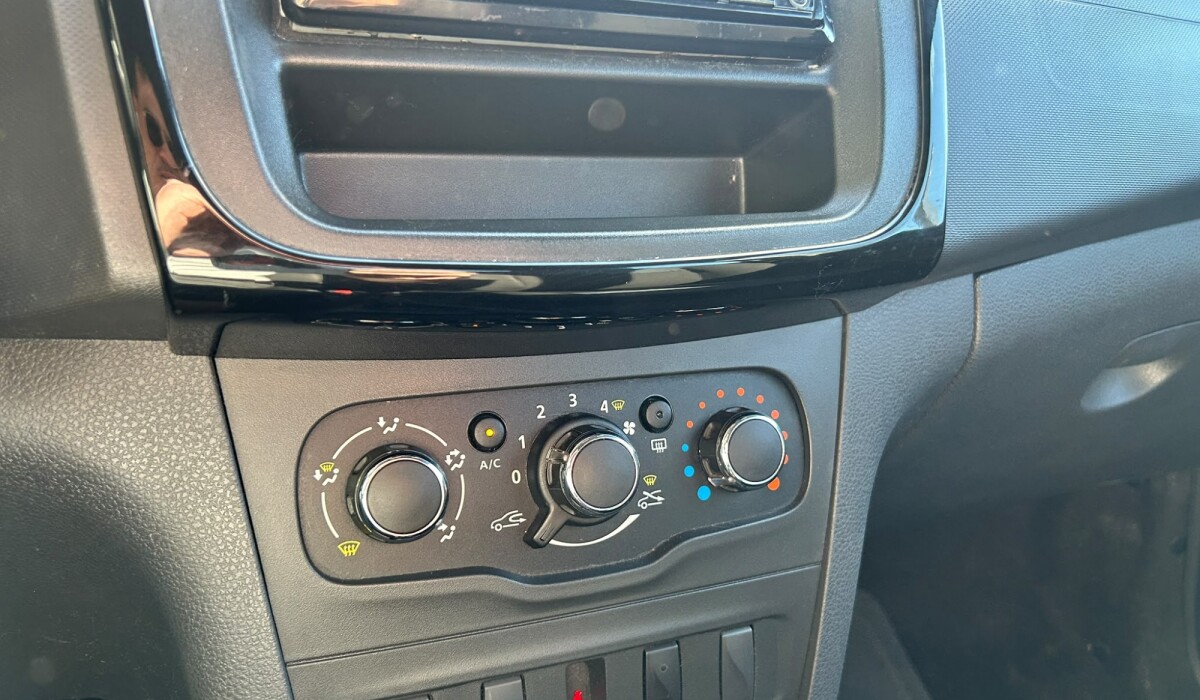 Renault Logan Life - 2023 Renault Logan Life - 2023