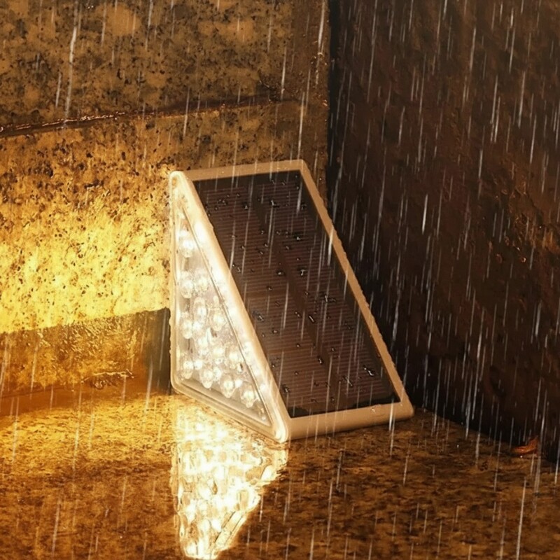 LUMINARIA SOLAR TRIANGLE CON SENSOR 2.6W - 3000K Luminaria Solar Triangle Con Sensor 2,6W 3000K Pack X2