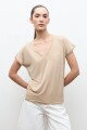 Remera con encaje beige claro