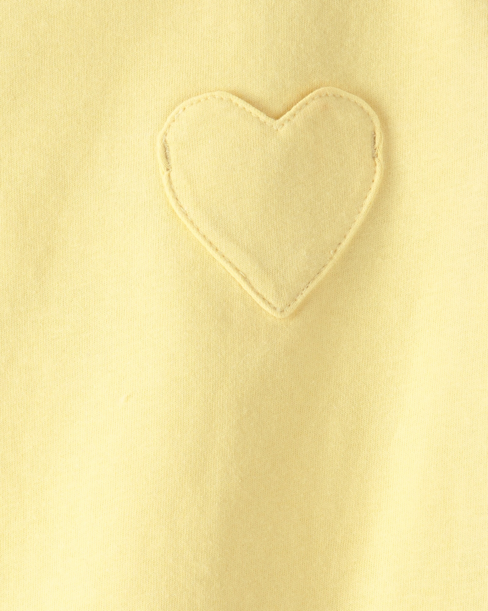 Remera de algodón, manga corta, amarilla, bolsillo corazón Sin color