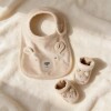 Set babero y zapatitos primer muda Carters beige