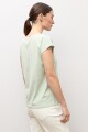Remera escote V con vainillas verde pastel