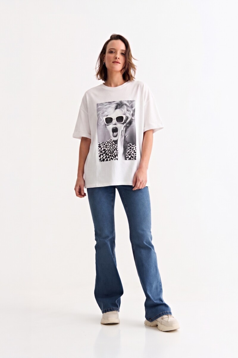 Remera m/c estampada colección Editorial BLANCO Y NEGRO