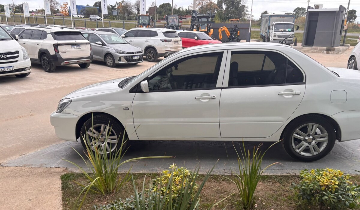 Mitsubishi Lancer 1.6 GLX - 2011 Mitsubishi Lancer 1.6 GLX - 2011