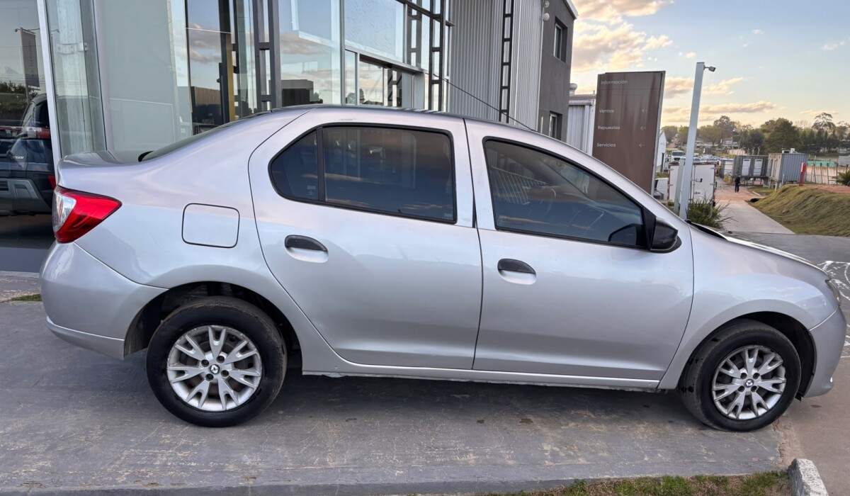 Renault Logan Authentique 1,6 - 2018 Renault Logan Authentique 1,6 - 2018