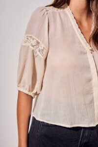 Blusa Con Encajes Bordados Arena