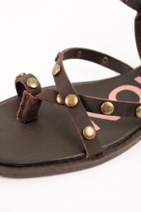 Sandalia Tobillera Con Tachas Chocolate