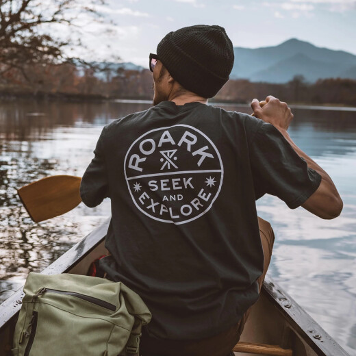 Remera Roark Seek & Explore Signet - Azul Remera Roark Seek & Explore Signet - Azul