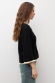 Sweater escote bote negro