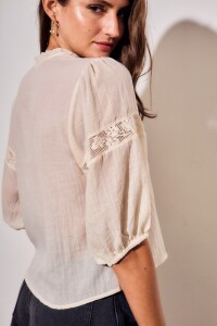 Blusa Con Encajes Bordados Arena