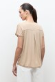 Remera con encaje beige claro