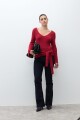 Sweater con lazo rojo