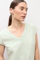 Remera escote V con vainillas verde pastel