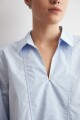 Blusa cuello camisa celeste