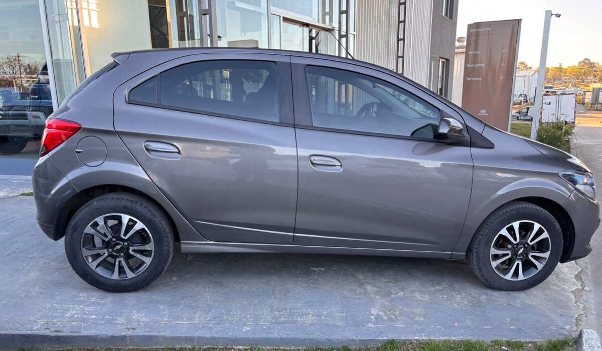 Chevrolet Onix LTZ 1,4 MT - 2015 Chevrolet Onix LTZ 1,4 MT - 2015
