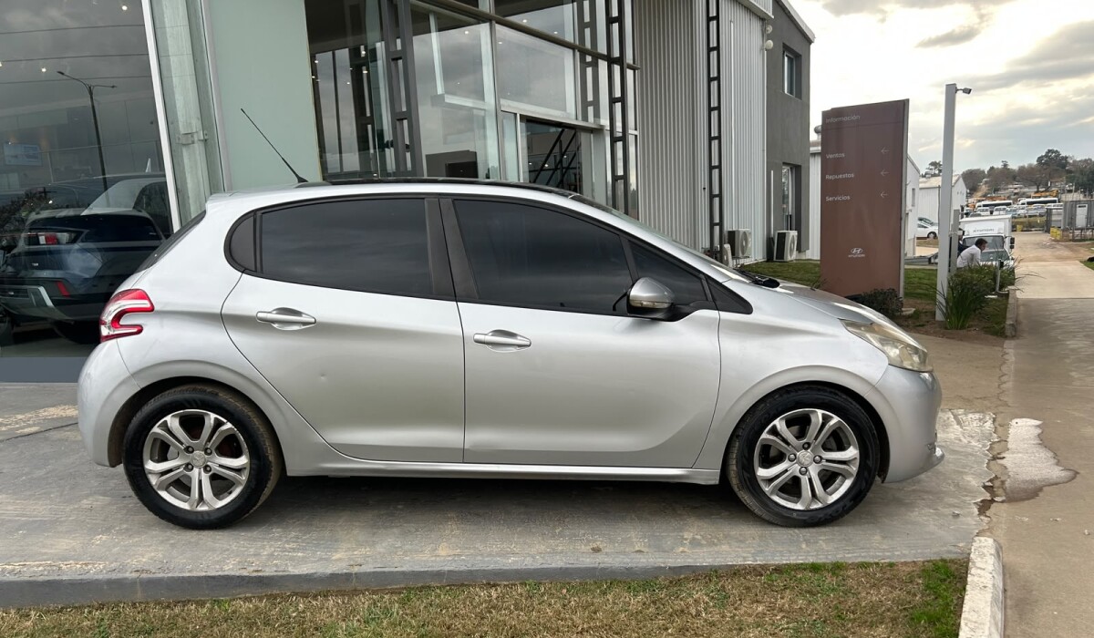 Peugeot 208 1.2 Active - 2013 Peugeot 208 1.2 Active - 2013