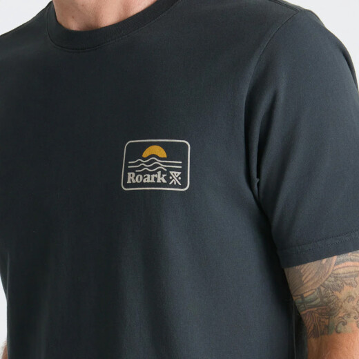 Remera Roark Earth & Sea - Negro Remera Roark Earth & Sea - Negro