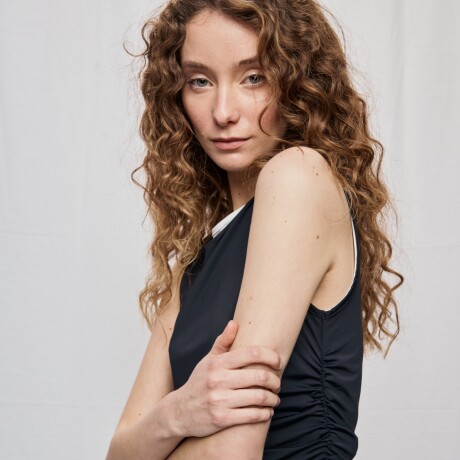 REMERA VANA Negro