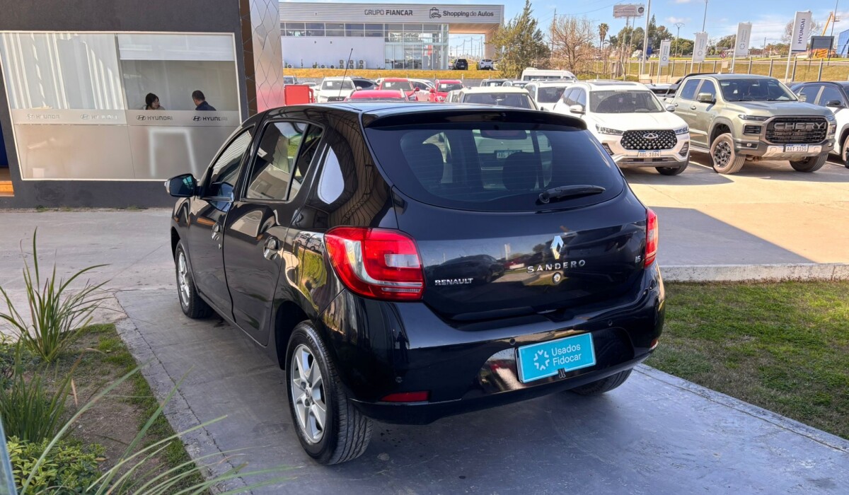 Renault Sandero 1.6 Dynamique - 2015 Renault Sandero 1.6 Dynamique - 2015