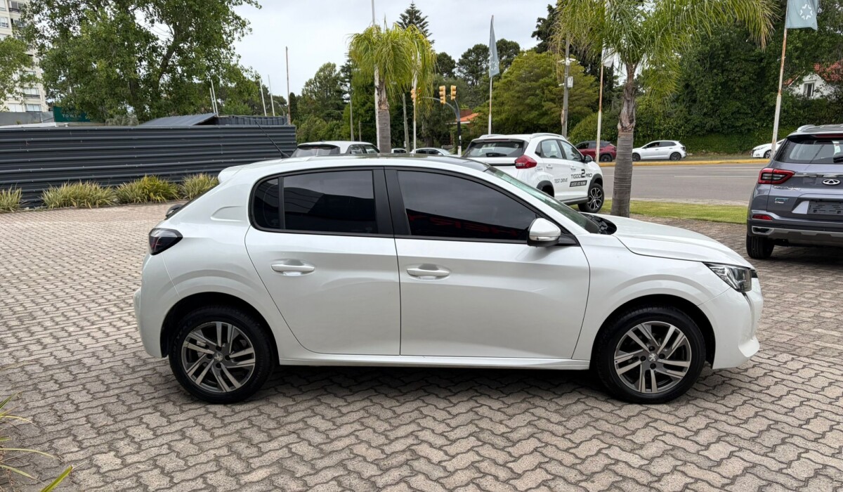 Peugeot 208 Allure 1,6 - 2022 Peugeot 208 Allure 1,6 - 2022