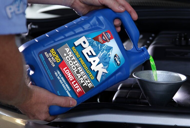 ¿Qué es mejor para tu coche, usar agua o líquido anticongelante?