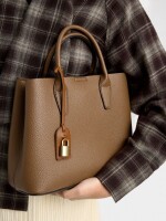 Bolso Tote Con Textura Y Colgante camel
