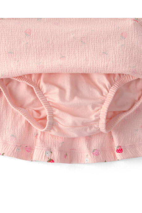 Set dos piezas de jersey arrugado, short pollera y remera, rosado, diseño frutillas. Talles 6-24M Sin color