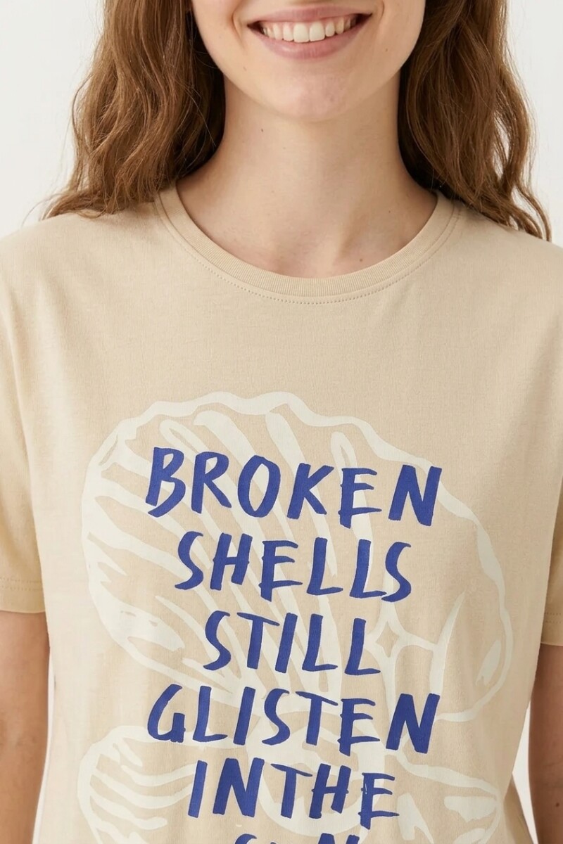 Remera m/c estampada Shells Glisten BEIGE