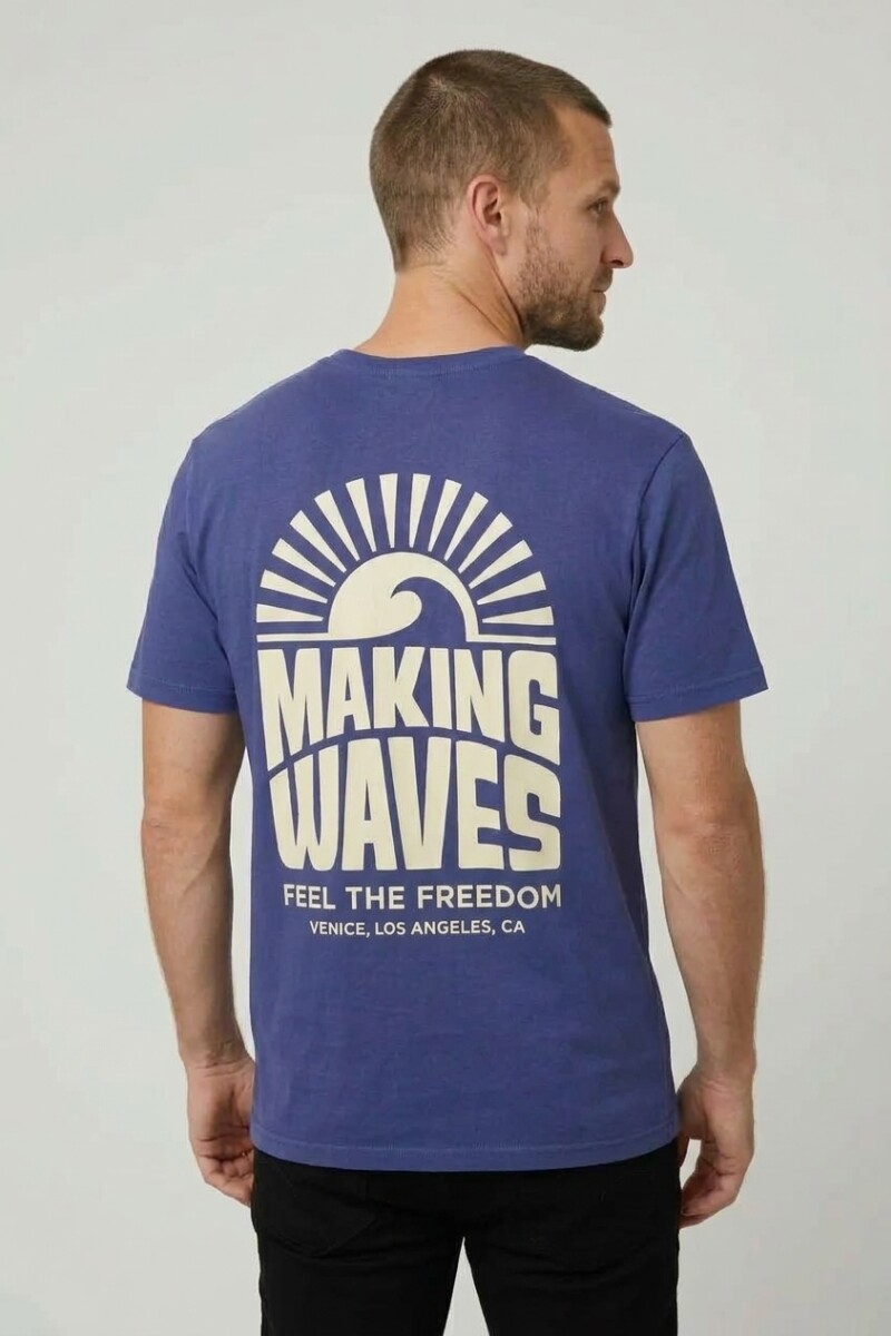 Remera m/c estampada Making Waves AZUL MARINO