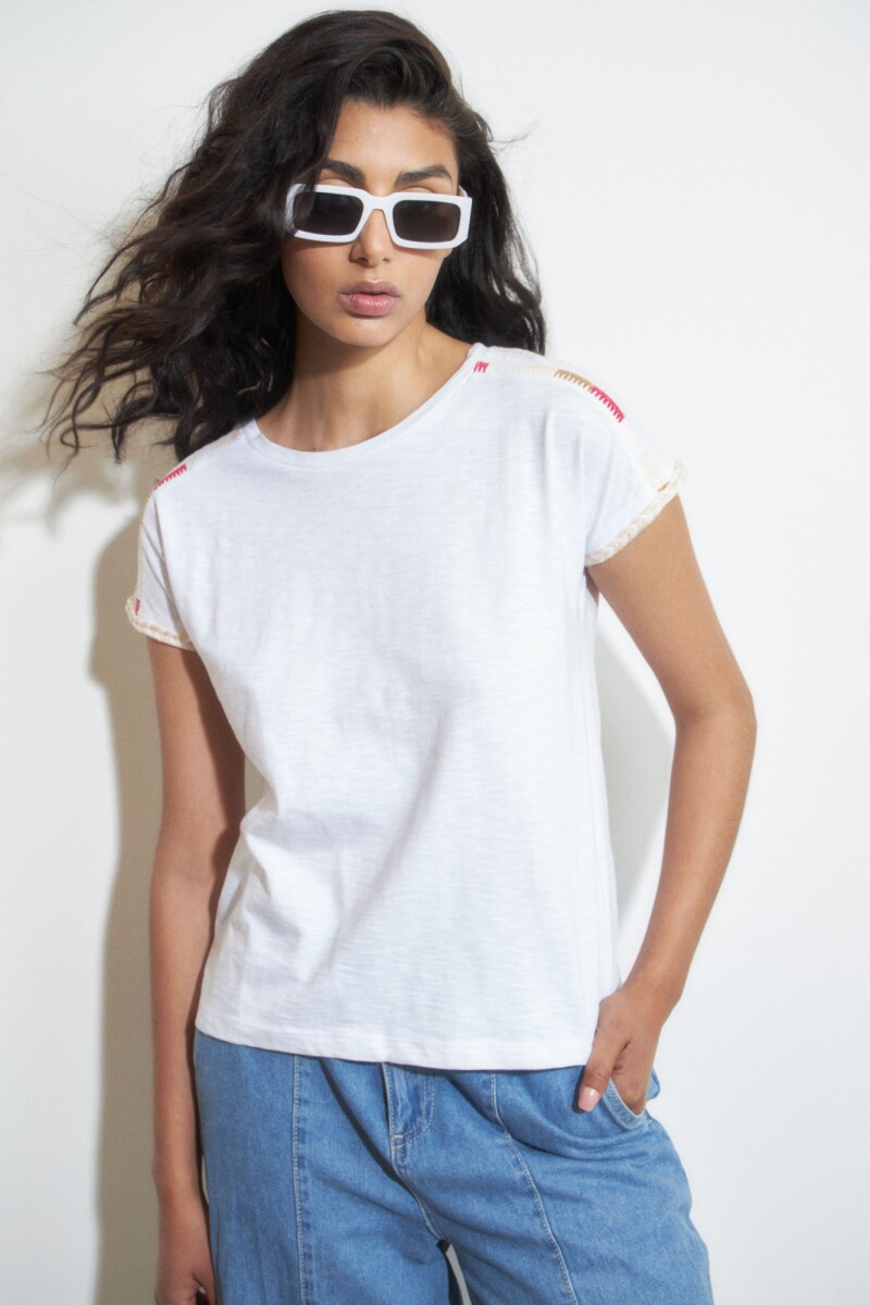 Remera escote base con bordado en hombros blanco