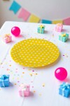 Plato 18 cm. diametro paquete x 10 AMARILLO LUNARES