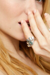 ANILLO EN ALEACIÓN DE METALES BAÑADO EN PLATA DE LEY EN FORMA DE OJO CON CRISTAL FACETADO VERDE Anillo