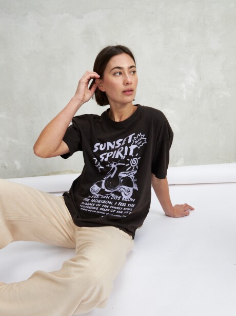 REMERA ENEBRO NEGRO