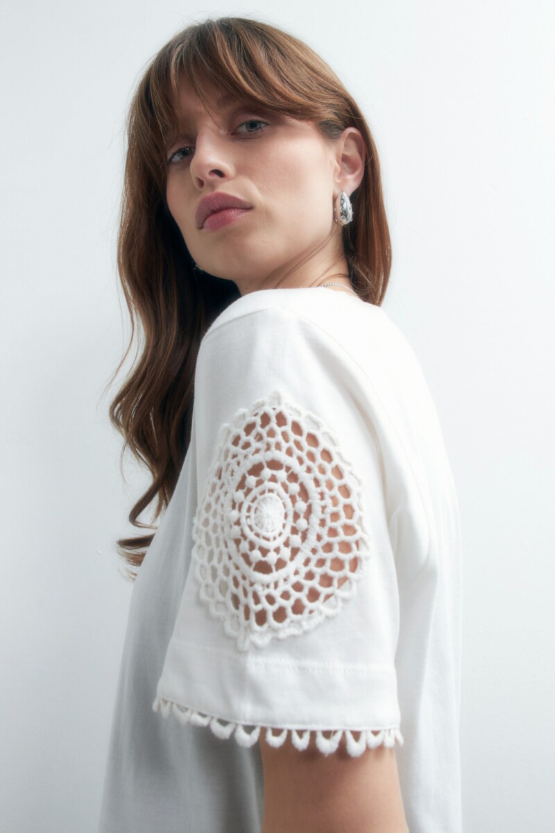 Remera con aplique de crochet crudo