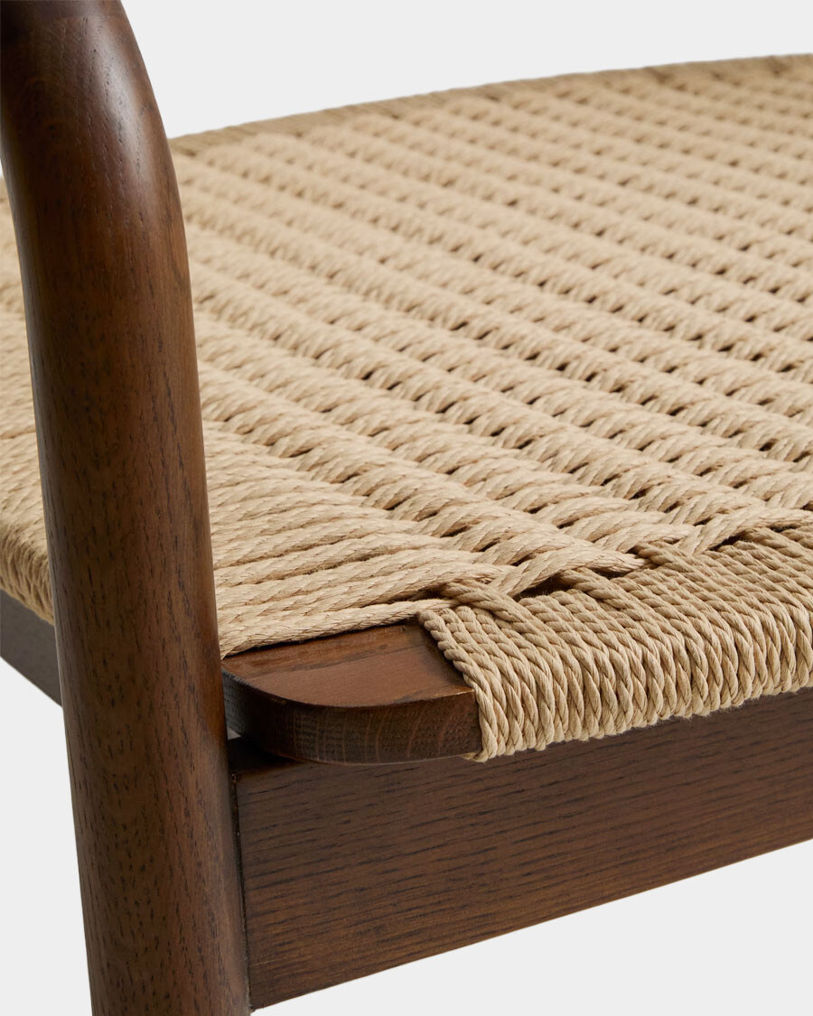 Butaca Derile de madera maciza de roble acabado nogal y cuerda de papel beige Butaca Derile de madera maciza de roble acabado nogal y cuerda de papel beige