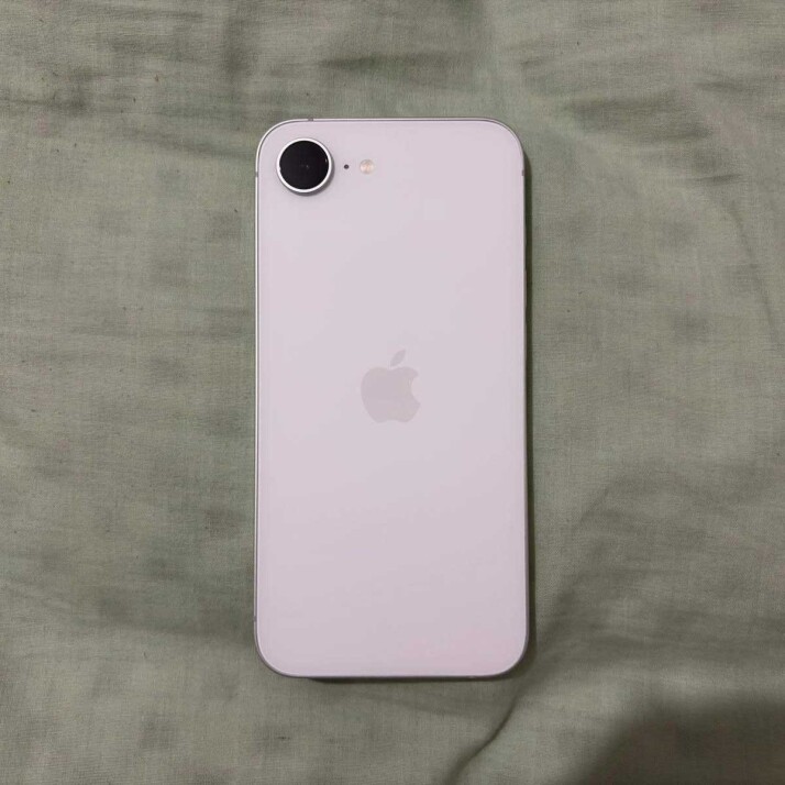 iPhone 16e 256GB - White iPhone 16e 256GB - White