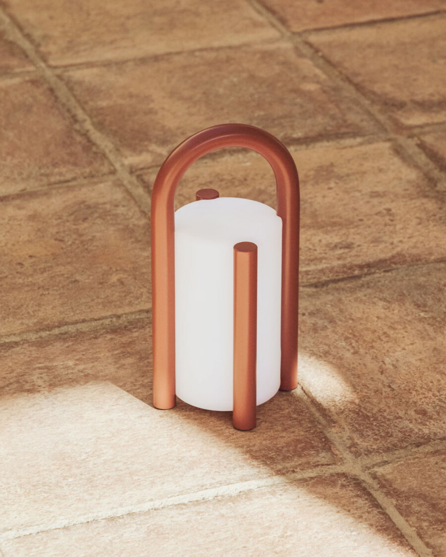 Lámpara de mesa pequeña portátil Leros de polietileno y acero terracota
