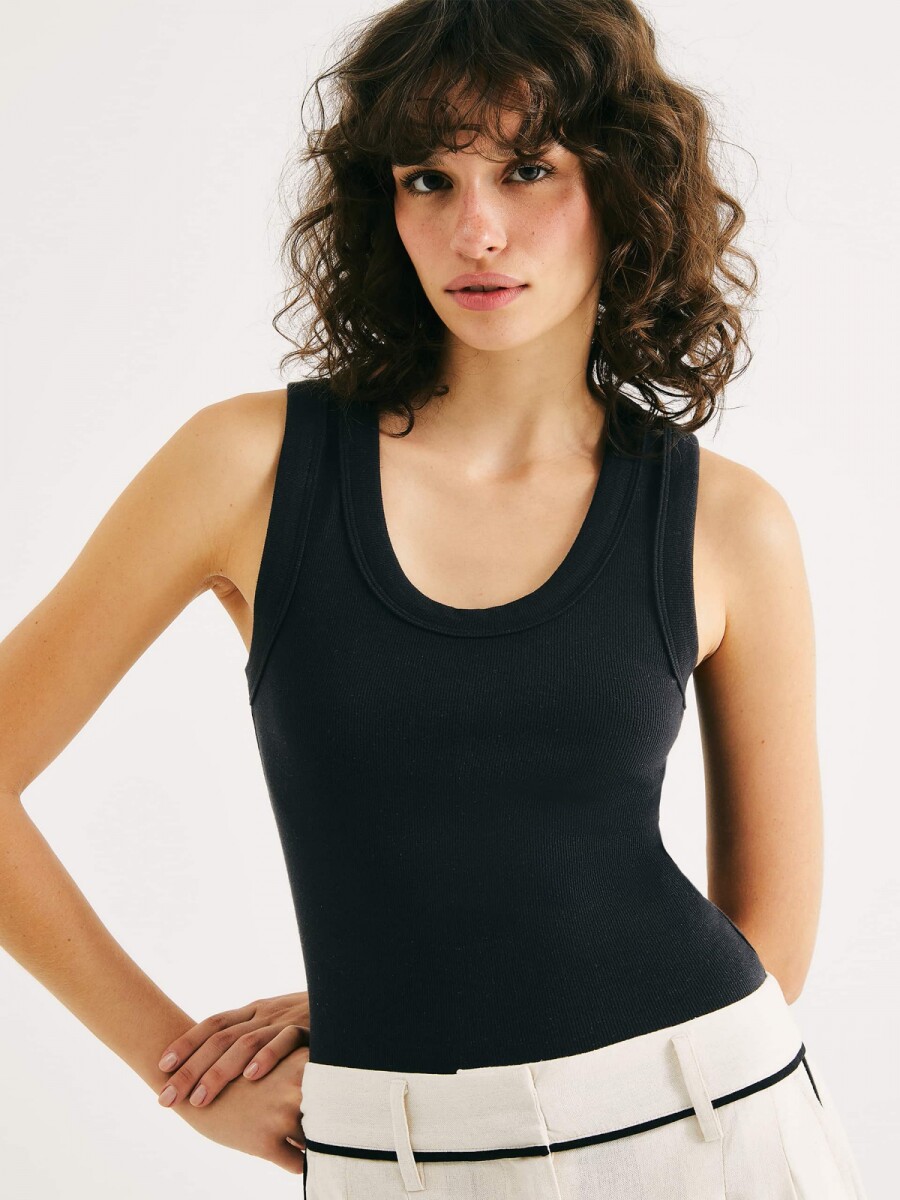 MUSCULOSA EN TELA ACANALADA Y CUELLO U - NEGRO 