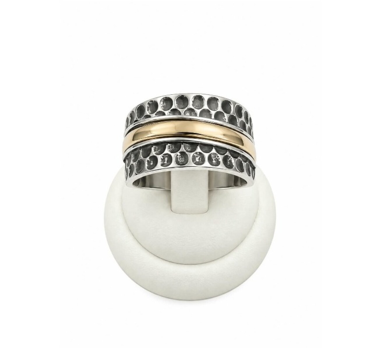 Anillo martillado en plata y oro 