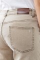 Jean recto Mina con pespuntes en contraste beige